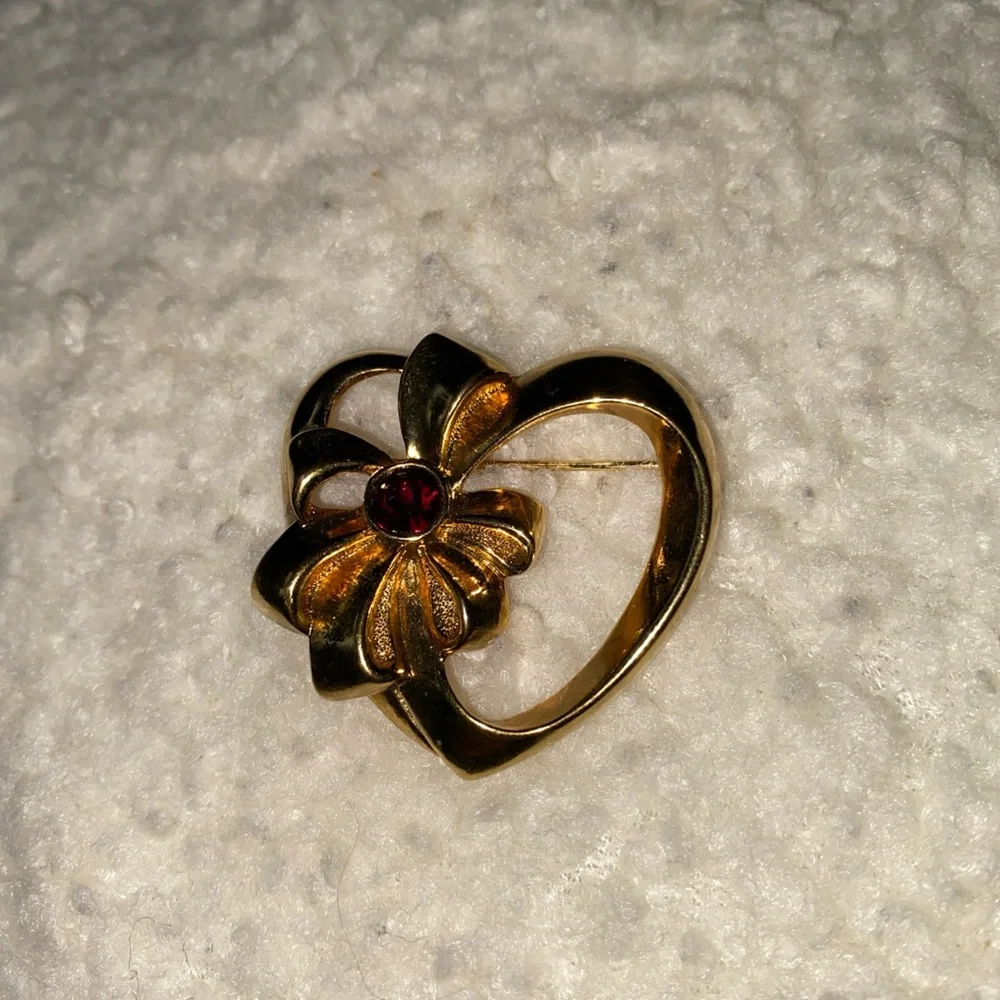 Elegant Gold Heart Brooch with Red Gem‎